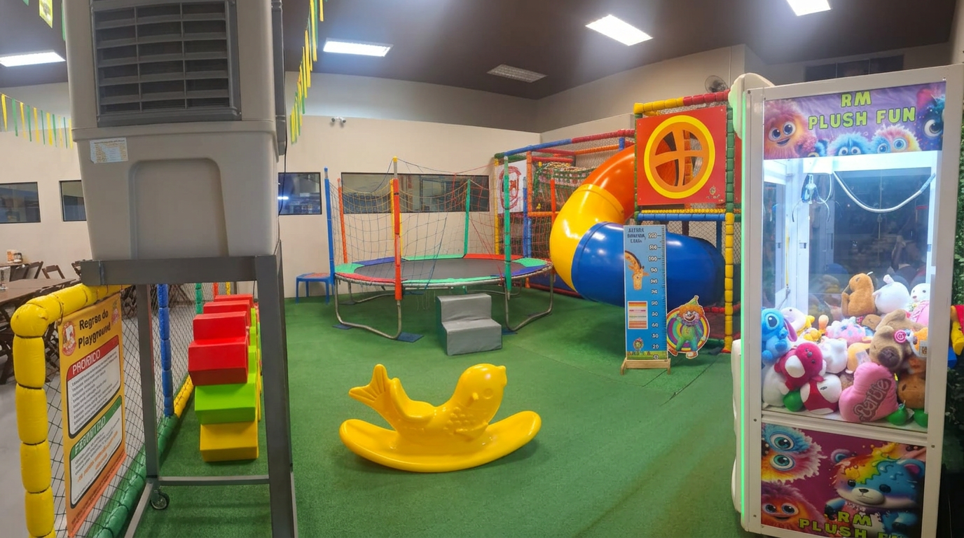 Espaço Kids da Pizzaria Tio André com brinquedos, cama elástica e escorregador